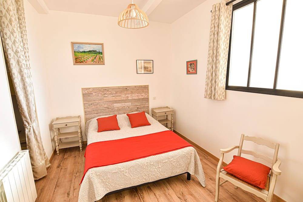 Casa restaurada para 6, junto al río, cerca del centro, aparcamiento y wifi in Sablé-sur-Sarthe, Sarthe