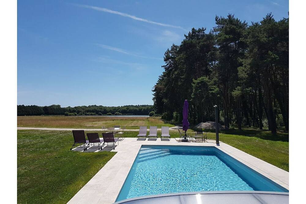 3 bedroom house and Tv lounge, private swimming pool, 50 ha forest, ponds, tennis court in Fontaines-en-Sologne, Sologne