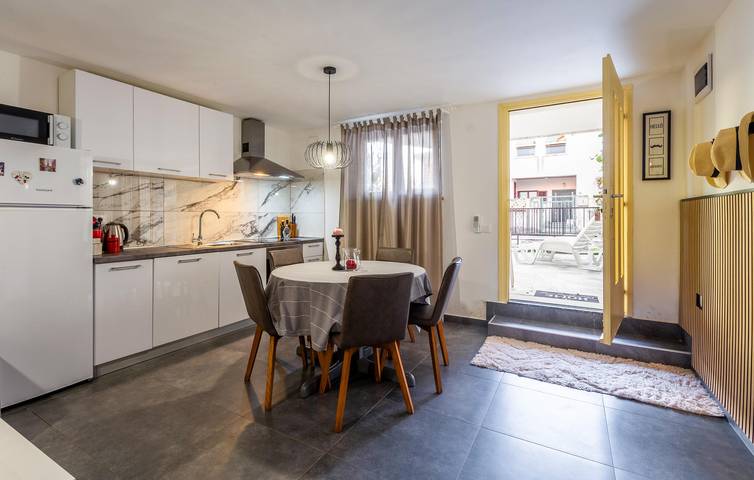 Ganze Ferienwohnung, Gemütliche Ferienwohnung mit Terrasse, Klimaanlage, WLAN und nur 500 m vom Strand entfernt in Novigrad, Umag und Umgebung