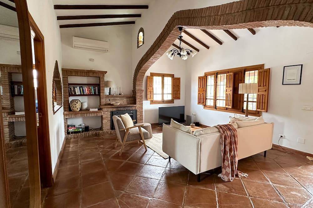 Spacious Detached Villa With Private Floodlit Pool in Los Romanes, Viñuela