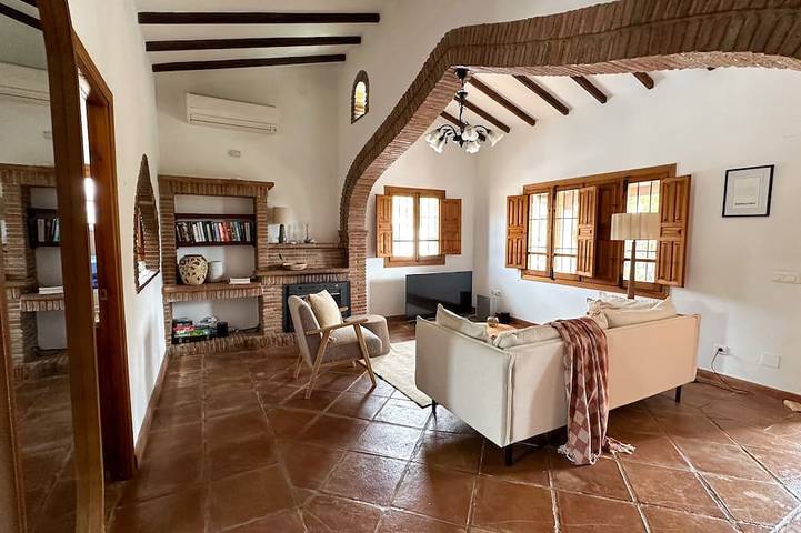 Spacious Detached Villa With Private Floodlit Pool in Los Romanes, Viñuela