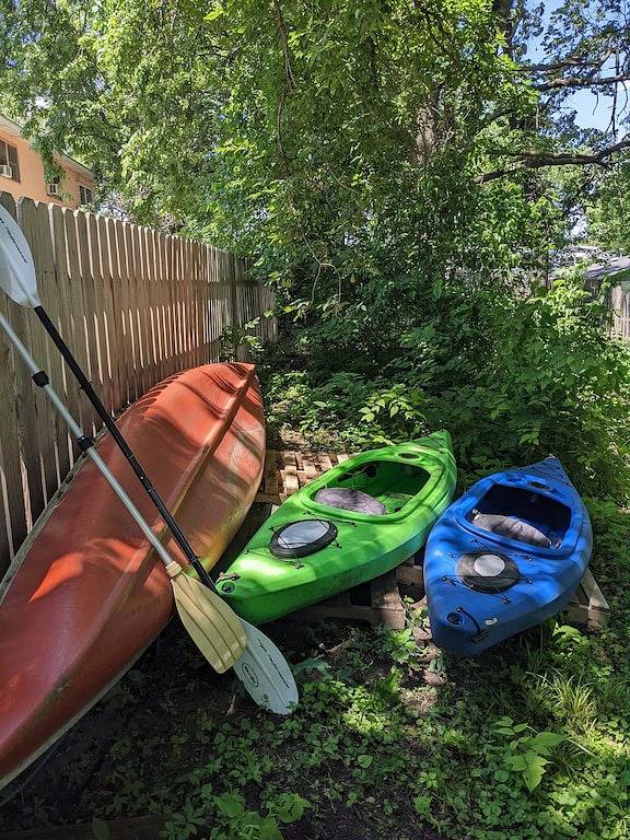 Arnolds Park Cabin with kayaks, bikes, and golf cart in Arnolds Park, Dickinson County