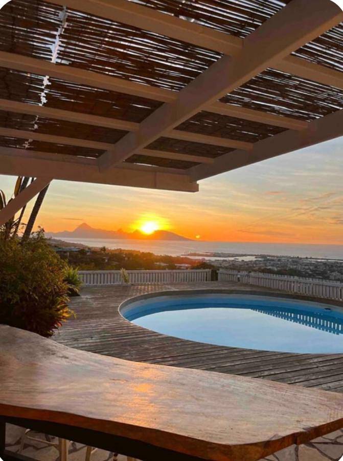 Chambre d’hôte pour 3 personnes, avec vue et piscine ainsi que jardin et terrasse dans Pirae