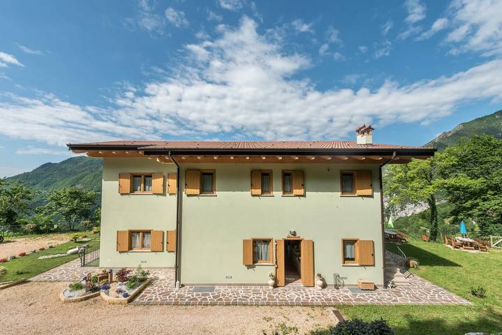 Entire apartment, Apartment "Nonno Bigi Girasole" with Mountain View, Wi-Fi, Balcony & Garden in Tremosine, Garda Mountains