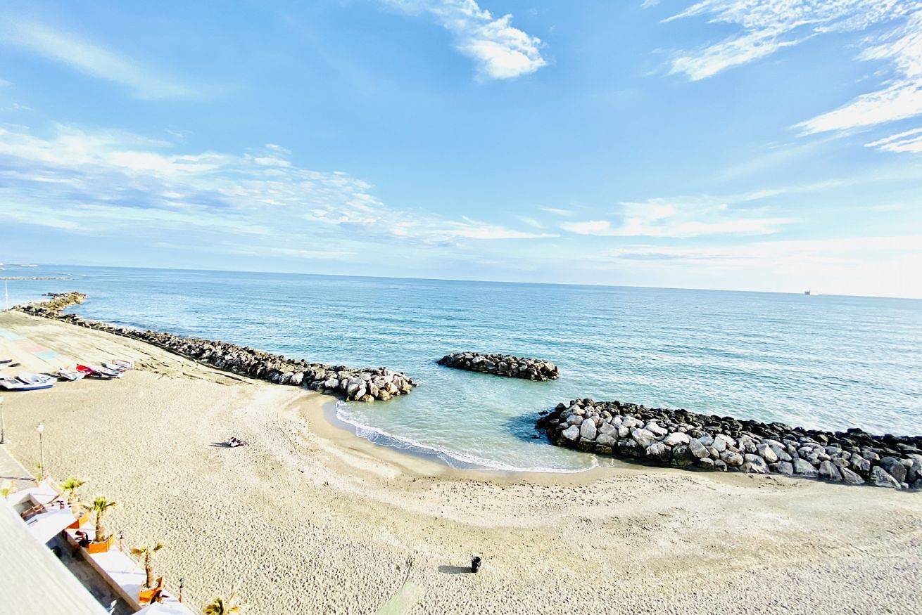 Apartamento entero, Apt with seaview balcony - 5mt from the beach! x2 in Salerno, Costa tirrenica campania
