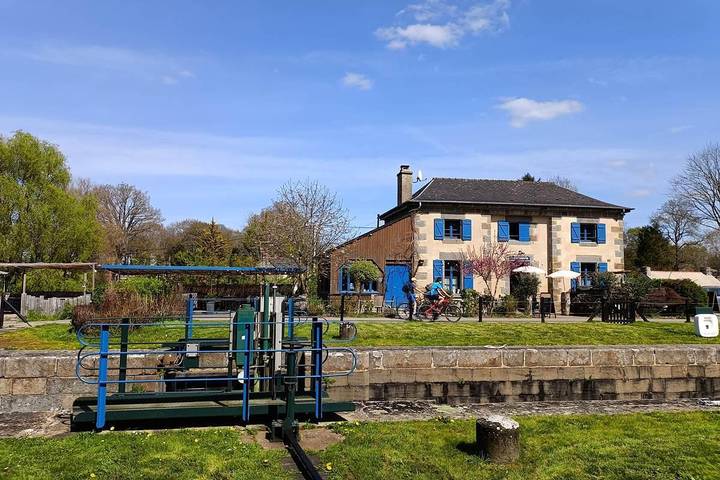 Gîte pour 7 personnes, avec Terrasse ainsi que Jardin et Vue à Hédé-Bazouges