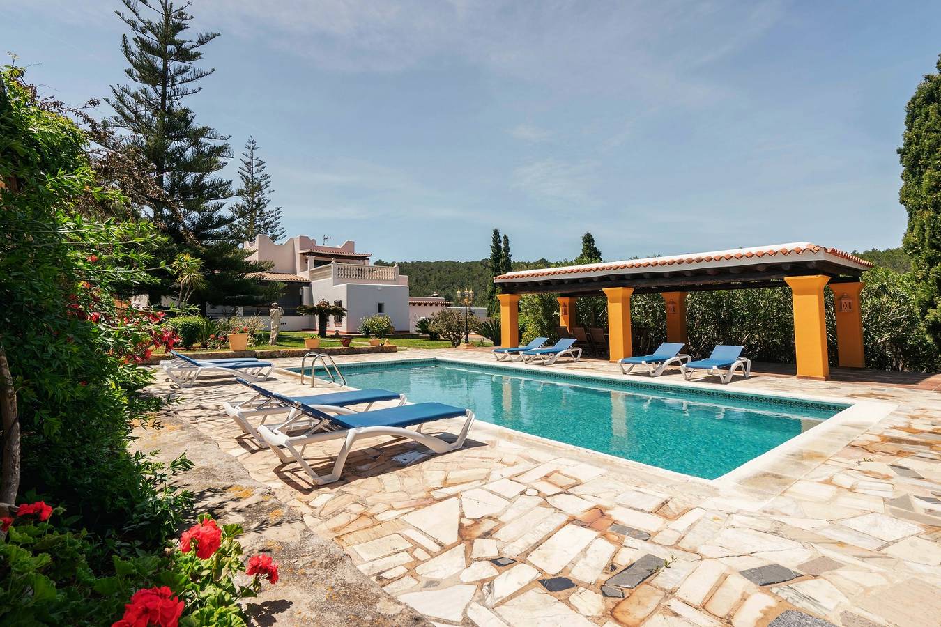 Preciosa finca con vistas a la montaña, piscina, Wi-Fi y aire acondicionado. in Santa Eulalia Del Río, Ibiza Este