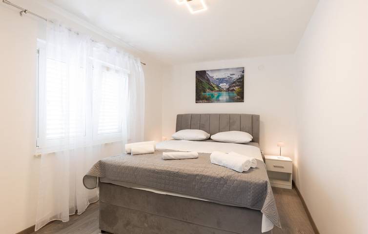 Geräumige 2-Zimmer-Wohnung mit Pool, Terrasse und WLAN in Dalmatinisches Zagora