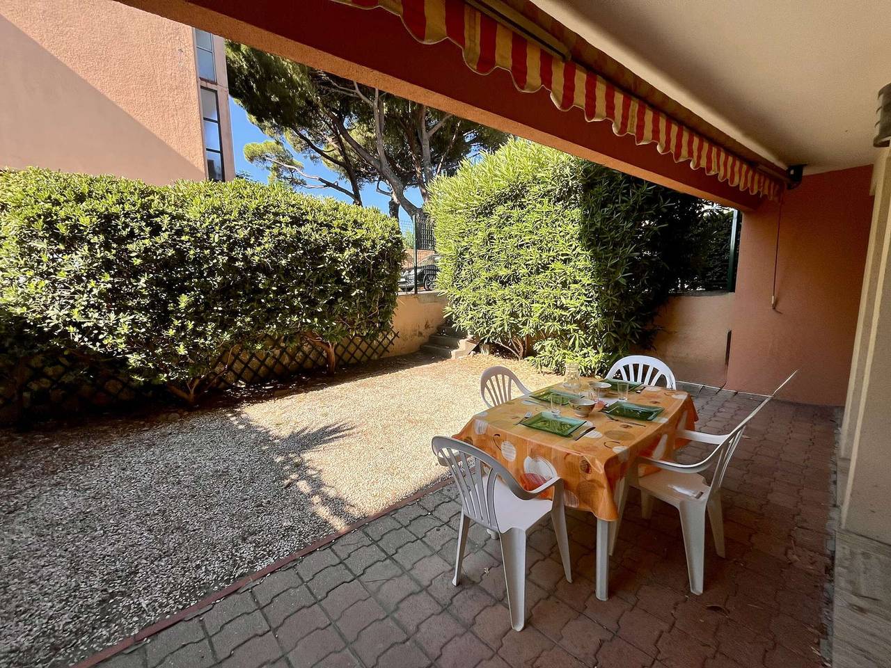 Appartement entier, Appartement 2 pièces avec jardin à 50m de la plage - 4 couchages, parking privé, terrasse in Cavalaire-sur-Mer, Parc national de Port-Cros