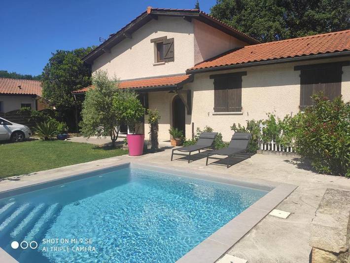 Location de vacances pour 8 personnes, avec terrasse et piscine à Le Taillan-Médoc