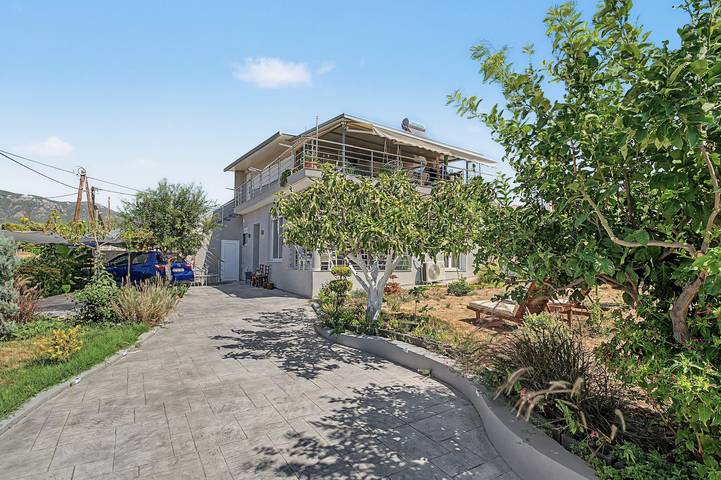 Ferienhaus für 8 Personen, mit Balkon und Garten in Loutraki