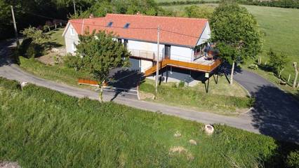 Gîte pour 11 personnes, avec jardin et terrasse à Wierre-Effroy