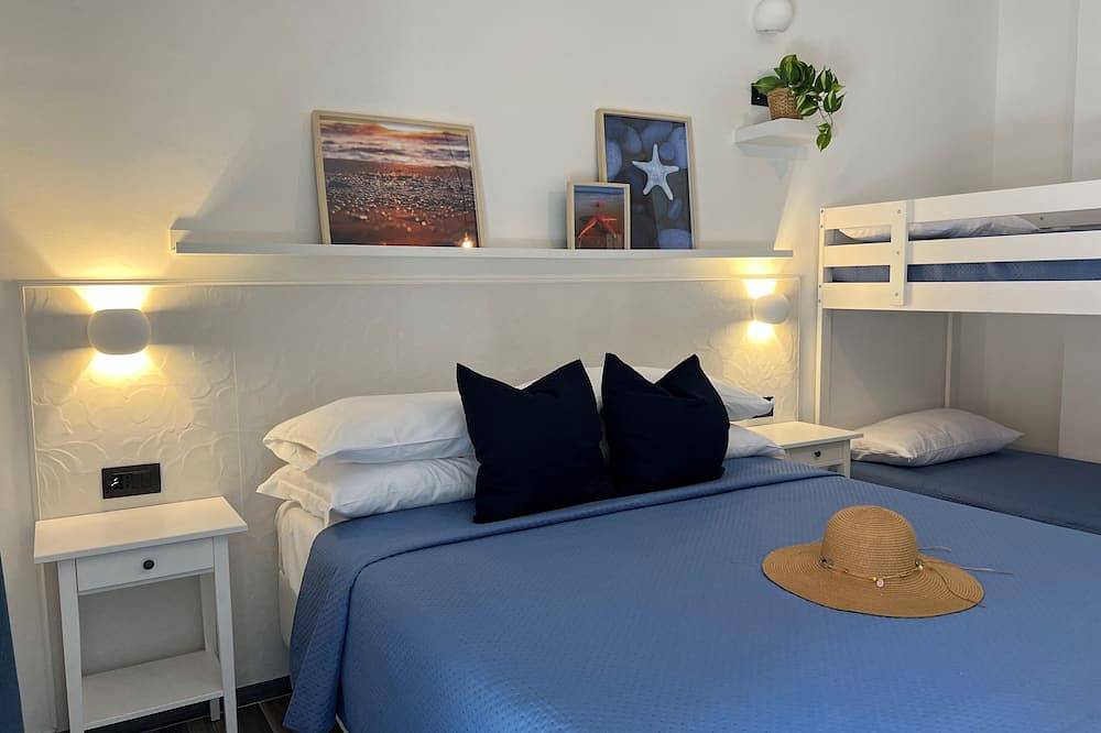 Fronte mare Rooms, camera vista mare con terrazzino privato in Marina di Camerota, Camerota