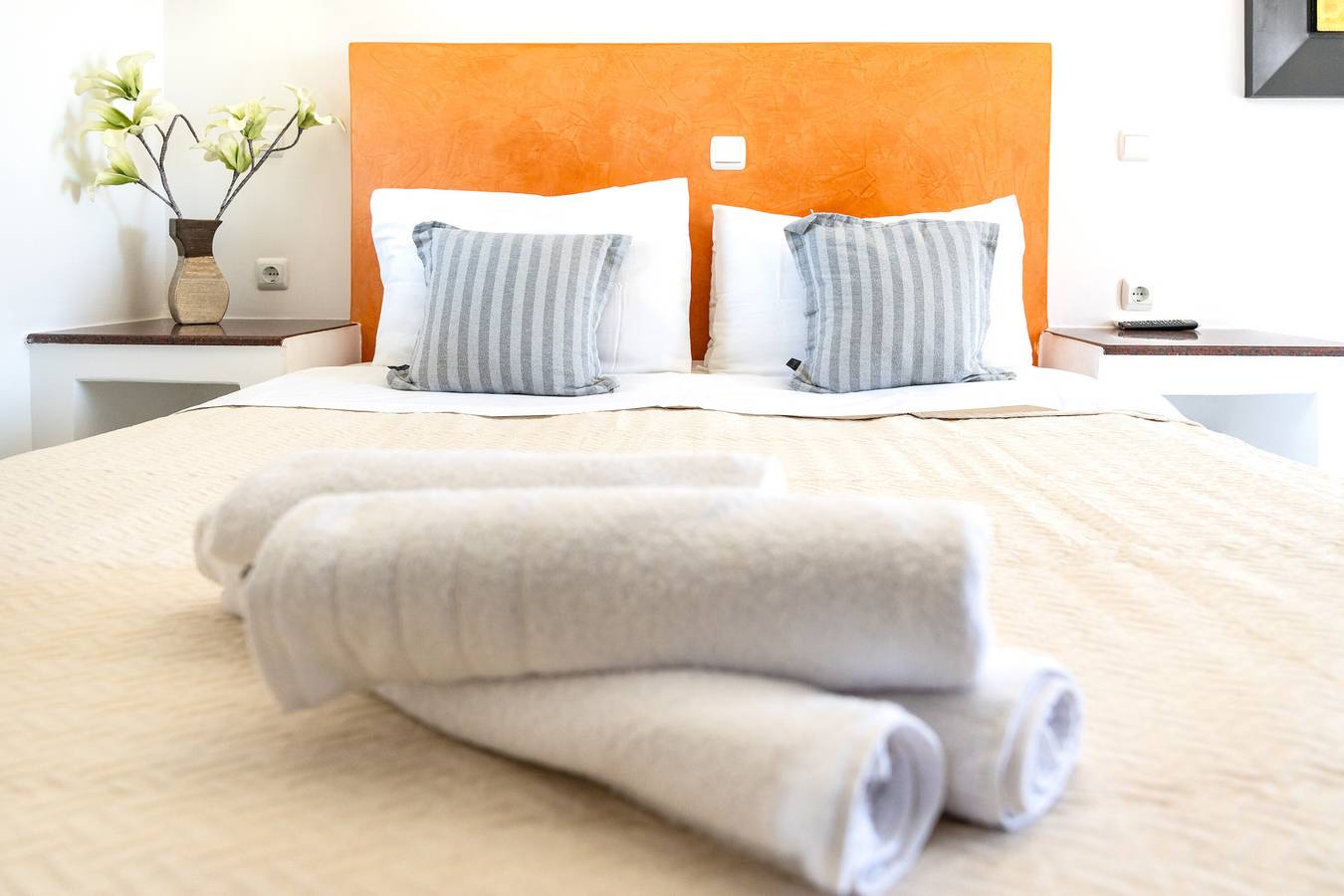 Entire studio, Studio Apartment 'Danae Villa Double Room 5' with Shared Pool, Wi-Fi and Air Conditioning in Santorini