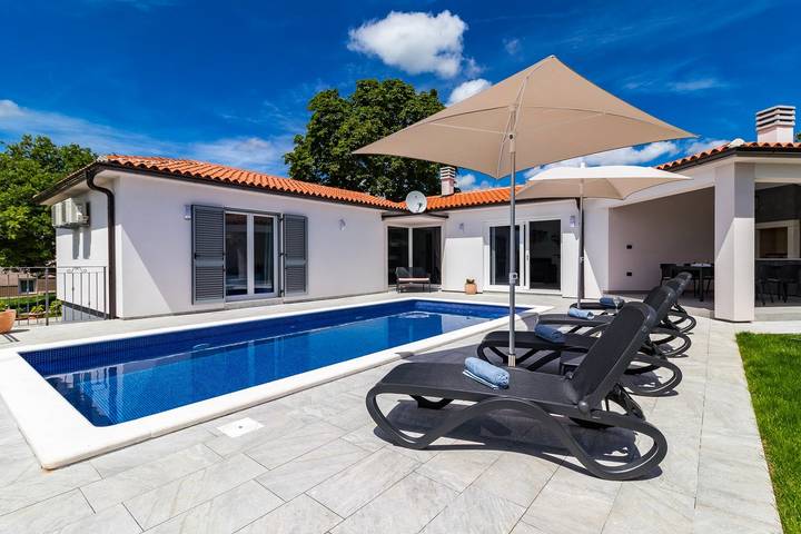 Ferienhaus für 6 Personen, mit Pool und Garten