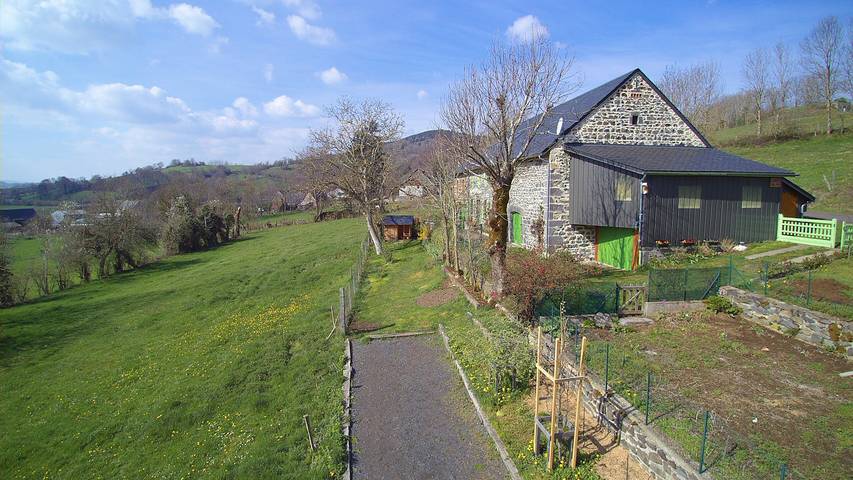 Gîte pour 12 personnes, avec jardin et terrasse, animaux acceptés dans le Puy-de-Dôme - 4