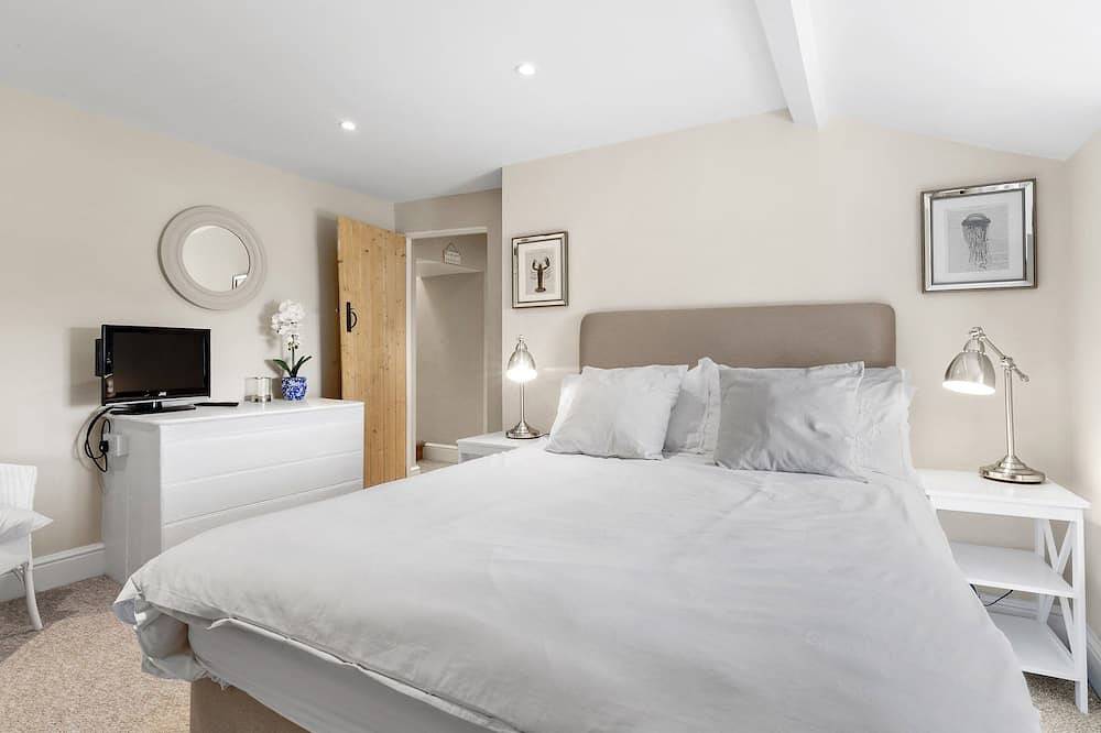 The Rock House, pet friendly, character holiday cottage in Fishguard in Fishguard, Pembrokeshire