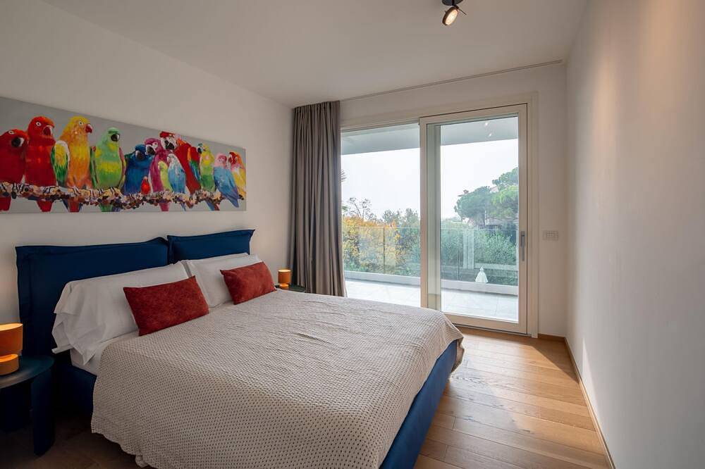 Villa Panorama mit herrlichem Seeblick, beheiztem Pool und Servicefahrzeug in Gardone Riviera, Gardasee-Berge