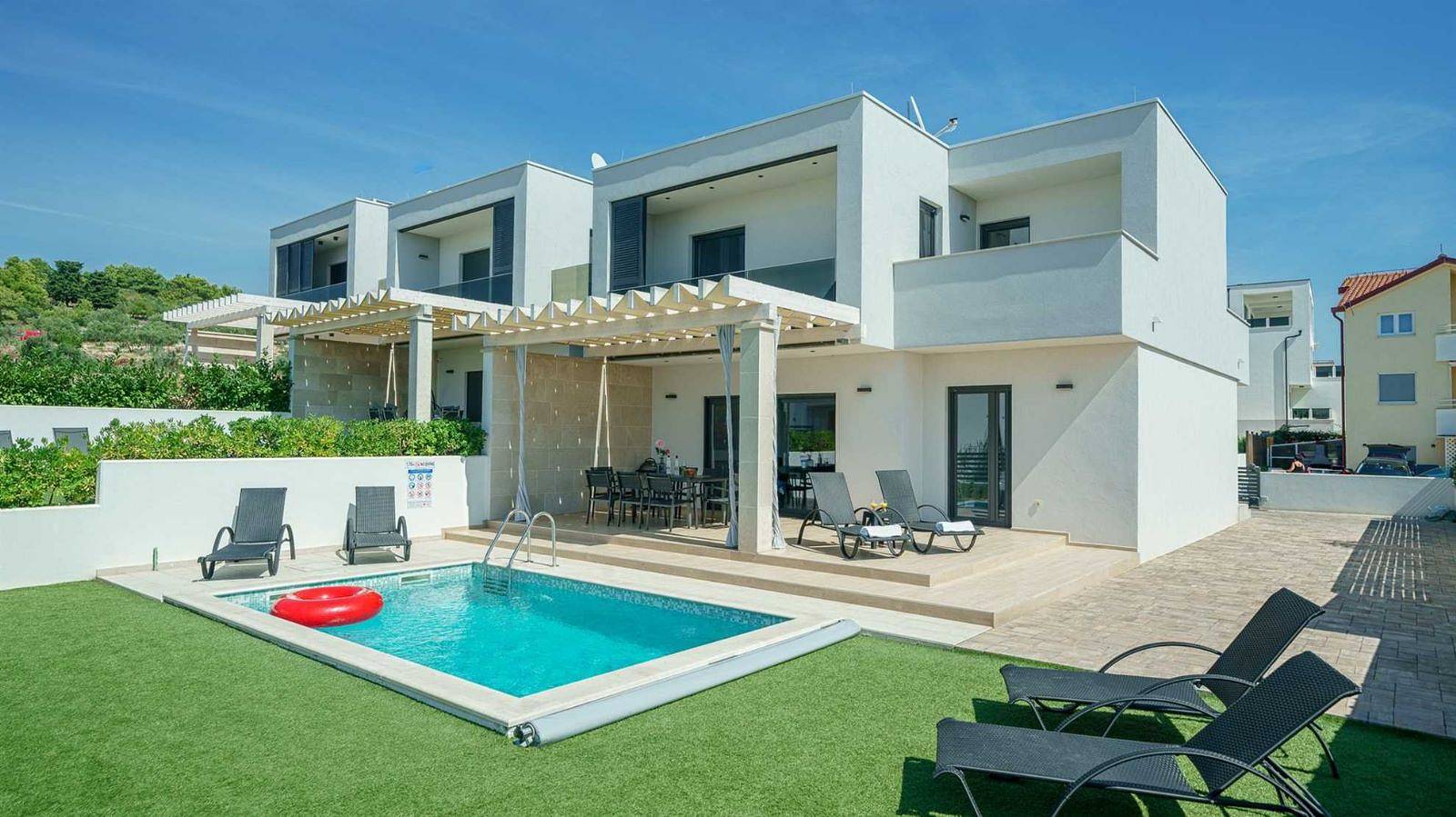 Villa Golden Rose - modern house with 4 bedrooms, private pool, fenced yard, close to town and beach in Vodice, Šibenik-Knin