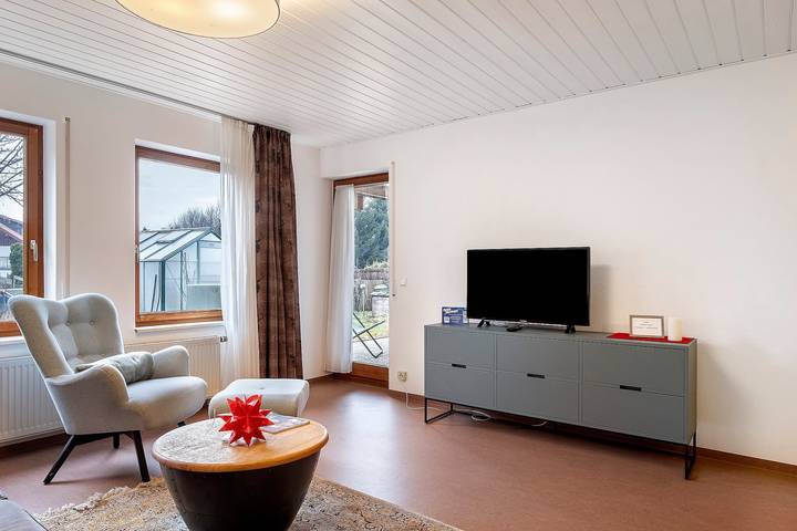 Hel lejlighed, Apartment 'Löwenzahn' with Mountain View, Private Terrace and Wi-Fi in Unterkirnach, Central Black Forest