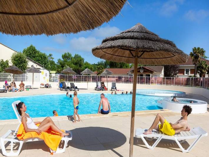 Camping pour 6 personnes, avec Terrasse et Jacuzzi ainsi que Jardin et Piscine dans les Pays de la Loire