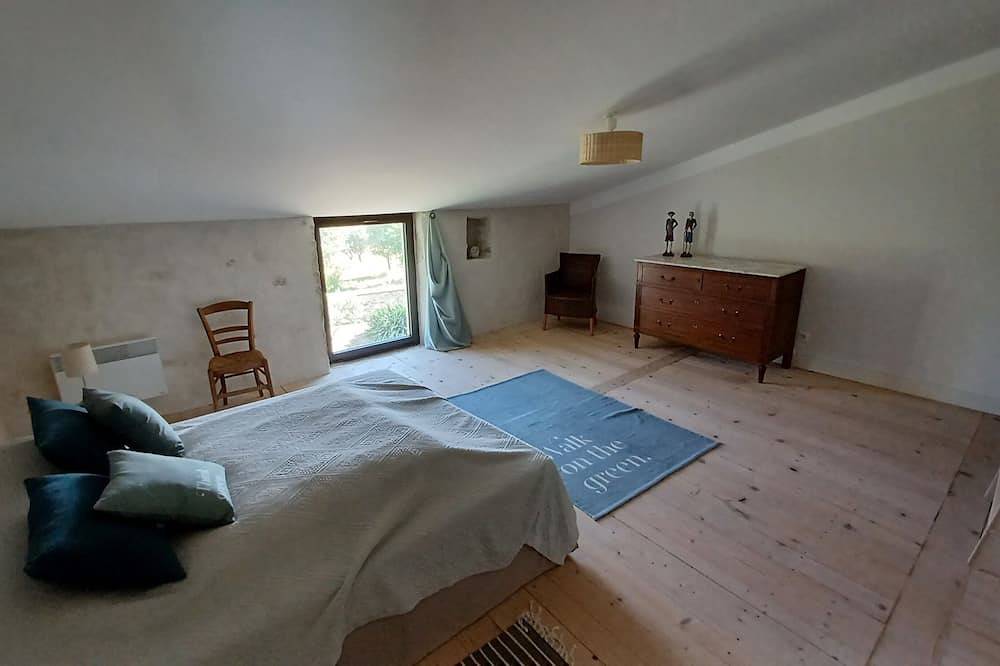La ferme des Seynières, au milieu des chênes truffiers et de la lavande in Taulignan, Région de nyons
