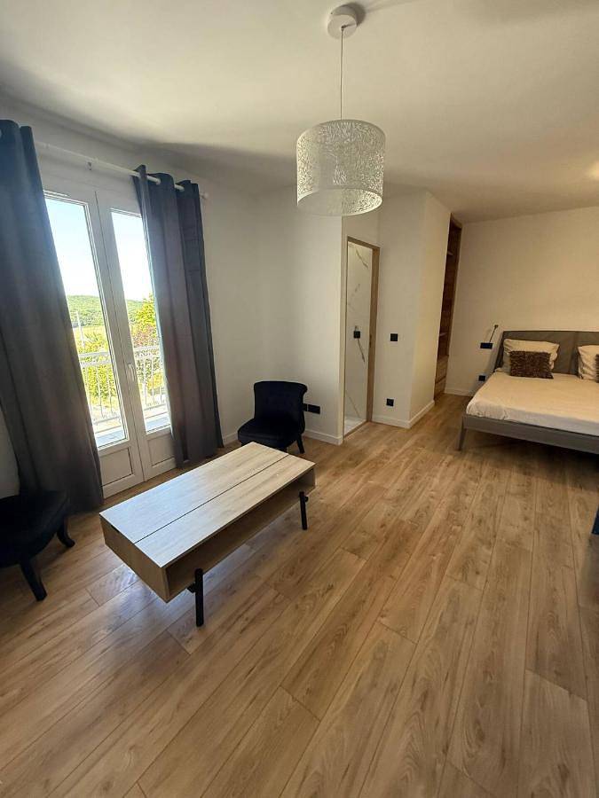 Gîte pour 4 personnes, avec vue ainsi que jardin et piscine dans Lias - 3
