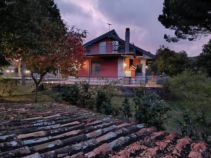 Casale per 9 persone, con panorama e giardino in Sicilia