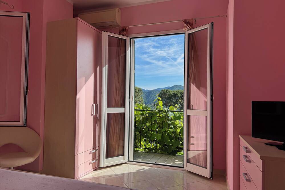 Quiet B&B with Pool & Mountain Views - Near Riviera Beaches in Ligo (Villanova), Villanova d'Albenga
