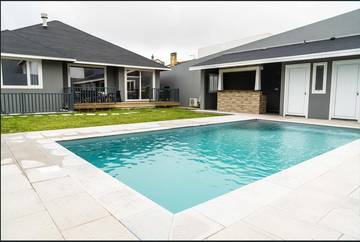 Location de vacances pour 6 personnes, avec piscine ainsi que jardin et vue dans Água de Alto