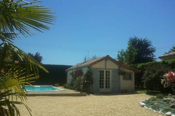 Gîte pour 2 personnes, avec piscine ainsi que terrasse et jardin à Pessac