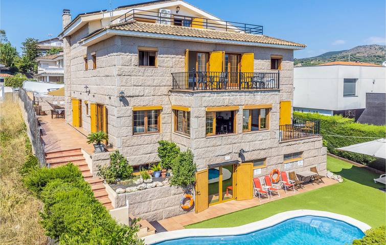 Ferienhaus für 15 Personen, mit Terrasse und Garten sowie Pool in Santa Susanna