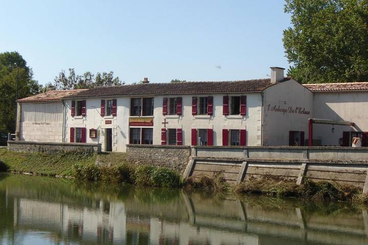Location de vacances pour 2 personnes, avec Terrasse et Jacuzzi ainsi que Jardin et Sauna à Coulon