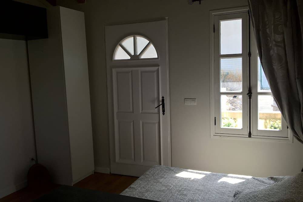 Entire apartment, Studio with pool on the Provencal hills in Beaucaire, Nimes region