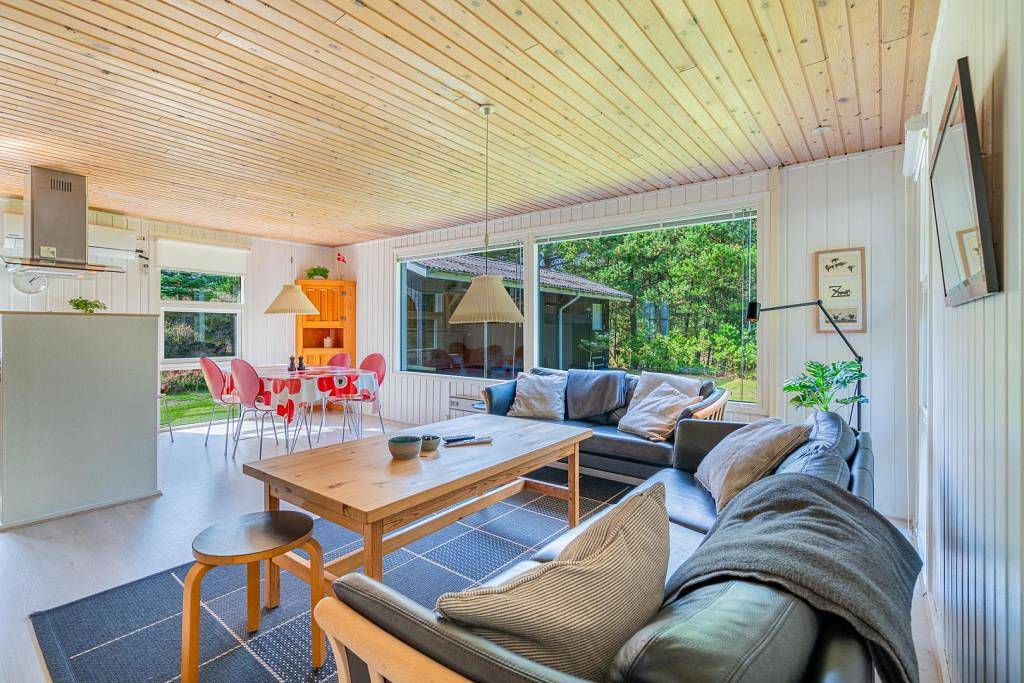 Gepflegtes, helles und freundliches Ferienhaus gelegen auf einem prachtvollen und geschützten Naturgrund. in Henne, Filsø See