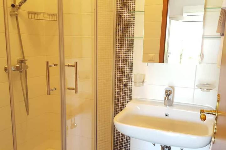 Appartamento intero, Splendido appartamento con 2 camere a 400 metri dalla spiaggia, con terrazza e giardino. in Banjole, Costa meridionale dell´Istria