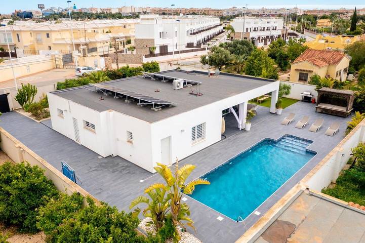 Villa pour 8 personnes, avec vue ainsi que jardin et piscine, animaux acceptés à Torrevieja - 3