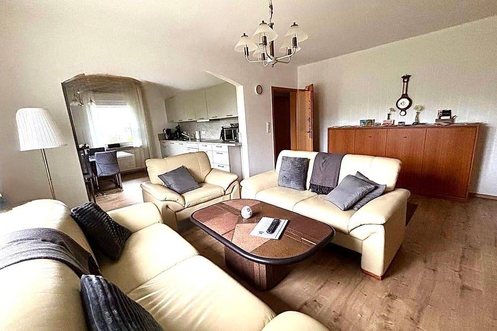 Ganze Wohnung, Ferienwohnung Schöne Aussicht  ruhige Lage - direkt am Wald - ideal zum Wandern in Nieheim, Kreis Höxter