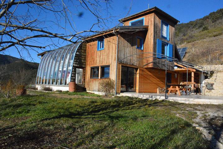 Gîte pour 10 personnes, avec terrasse et jardin dans Vachères-en-Quint