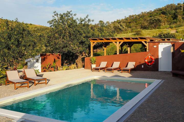 Location de vacances pour 8 personnes, avec jacuzzi ainsi que terrasse et jardin dans Santa Catarina da Fonte do Bispo