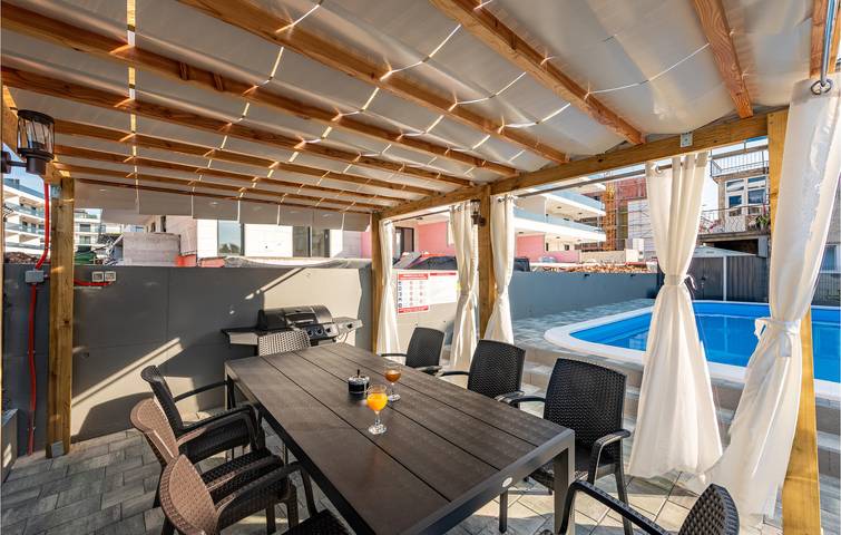 Location de vacances pour 12 personnes, avec terrasse ainsi que piscine et jardin à Ville de Zadar - 4