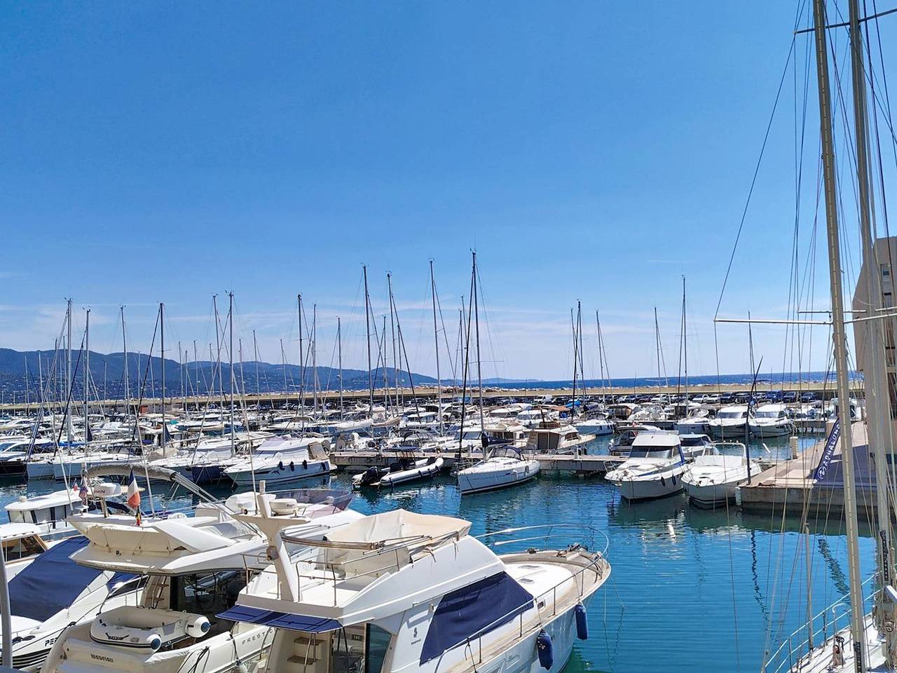 Appartement entier, T2 3 étoiles à la Favière avec piscine et parking in Bormes-les-Mimosas, Côte méditerranéenne (France)