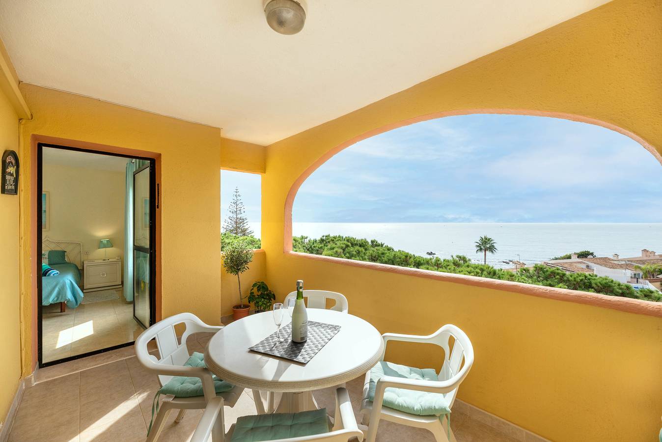 Entire apartment, Doña Lola Sea View Apartment with Shared Pool & Wi-Fi in Urbanizacion Calahonda, Mijas