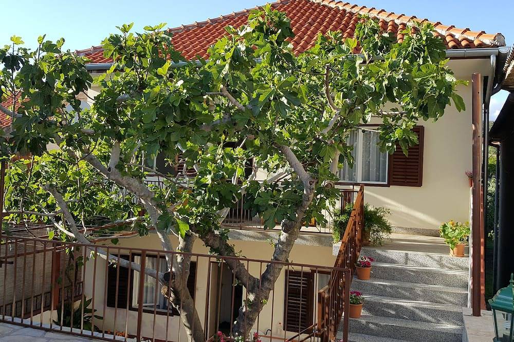 Ganze Wohnung, 2-Zimmer-Ferienwohnung mit Terrasse und Meerblick Posedarje, Novigrad in Novigradsko More, Zadar