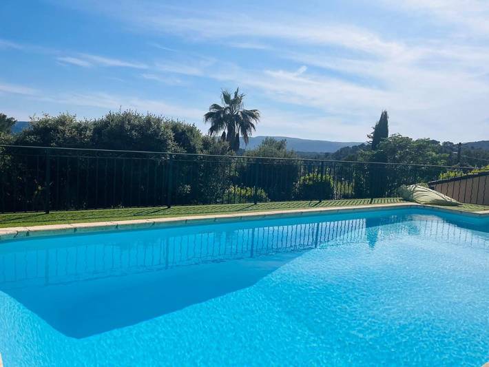 Location de vacances pour 2 personnes, avec terrasse et vue ainsi que piscine et jardin à Garéoult - 2