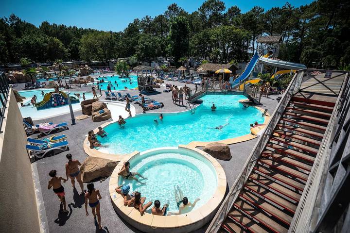 Camping pour 4 personnes, avec Terrasse ainsi que Piscine et Sauna