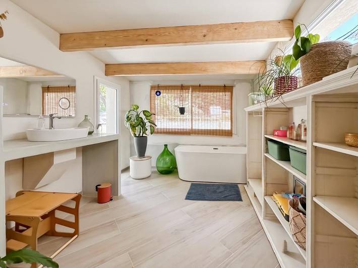 Location de vacances pour 7 personnes, avec terrasse et piscine à La Roquebrussanne - 4