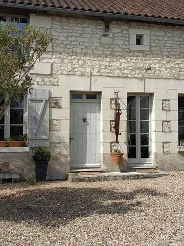 Chambre d’hôte pour 2 personnes, avec terrasse ainsi que piscine et jardin dans Berthegon