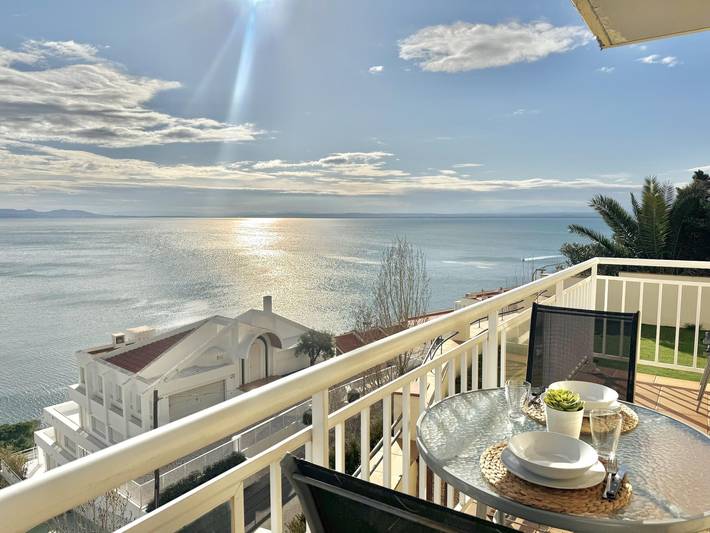 Location de vacances pour 4 personnes, avec terrasse ainsi que vue sur l’océan et piscine à Roses