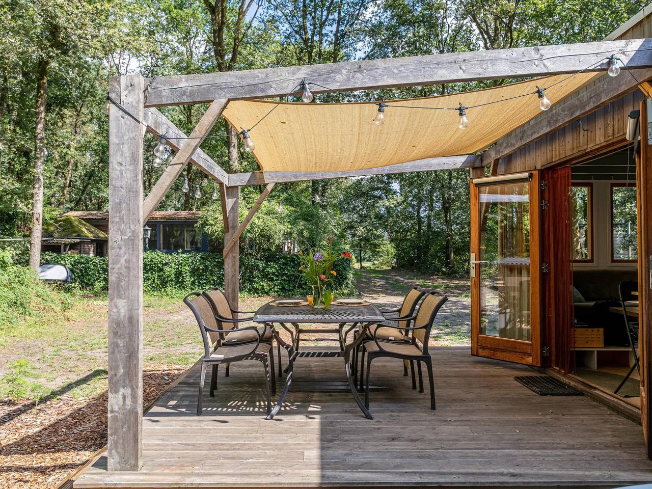 Prachtige Tiny House met hottub midden in het bos in Uden, Noord-Brabant